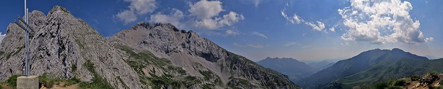 Vista panoramica dalla croce della Bocchetta di Corns Piana (2078 m)